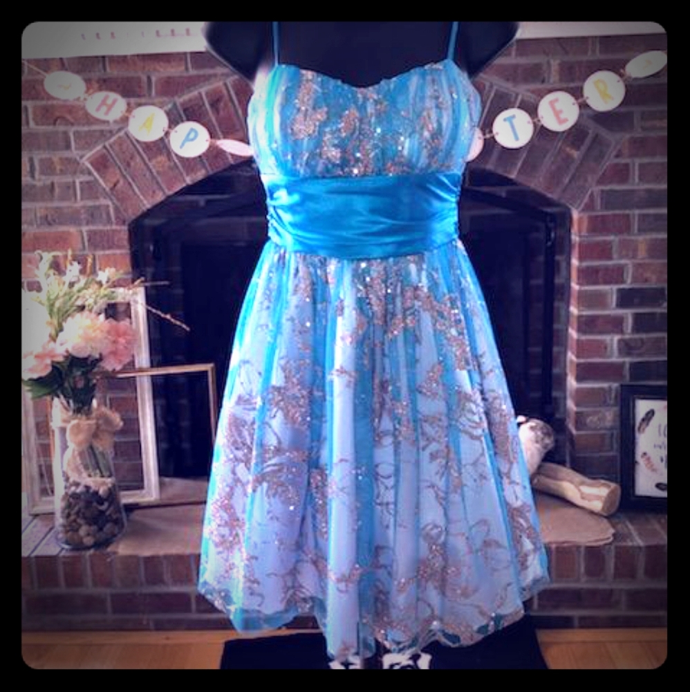 B. Darlin short formal dress in size 0/2? EUC
